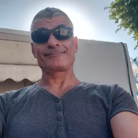 עמוס, 48Ramat HaSharon 